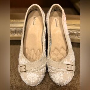 BASIC EDITIONS,Edie2-White,Womens Size 6.5M,Floral White Lace & Tan Canvas Flats